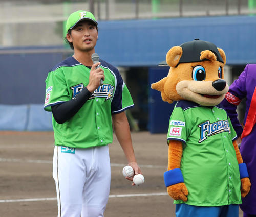 イースタン・リーグ　日本ハム対DeNA　試合後にヒーローインタビューを受ける日本ハム白村（左）（撮影・山崎純一）