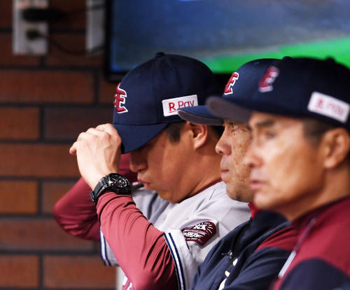 楽天対ソフトバンク　ベンチで厳しい表情を見せる楽天平石監督（撮影・横山健太）