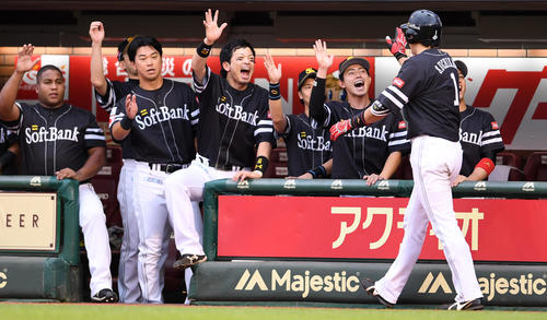 楽天対ソフトバンク　2回表ソフトバンク2死、左中間へ本塁打を放った内川（手前）をタッチで迎えるソフトバンクナイン（撮影・横山健太）
