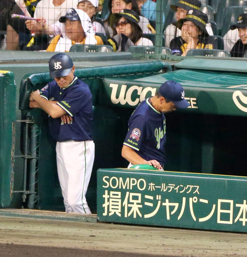 8回裏阪神2死満塁、小川監督（右）は五十嵐の交代を告げベンチに戻る（撮影・上山淳一）