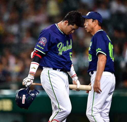 6回表ヤクルト2死一塁、見逃し三振に悔しげな顔をみせる村上（撮影・清水貴仁）