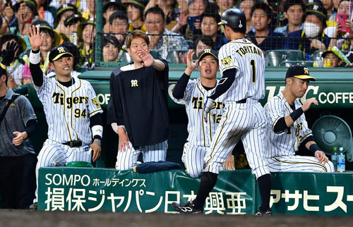 阪神対ヤクルト　8回裏阪神2死満塁、ジェフリー・マルテの押し出し四球で生還した鳥谷敬を出迎える西勇輝（撮影・清水貴仁）