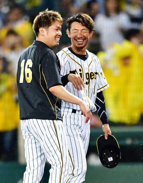 阪神対ヤクルト　試合を終え笑顔で話す西勇輝（左）と鳥谷敬（撮影・清水貴仁）