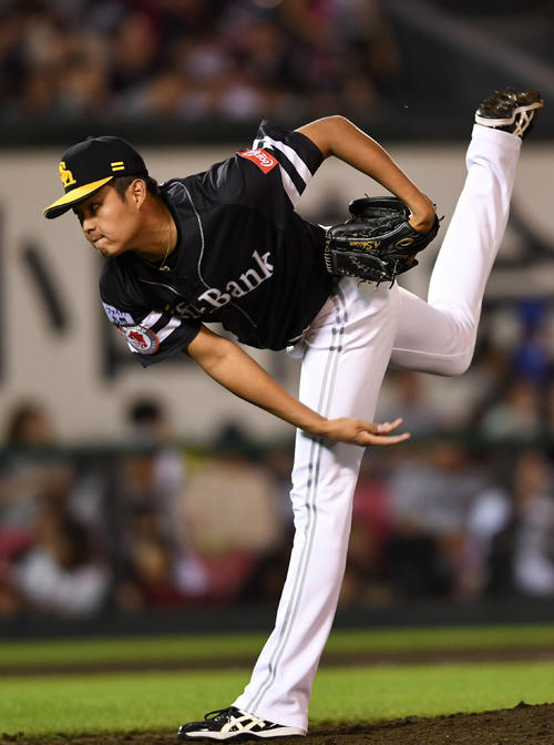 楽天対ソフトバンク　7回裏から4番手として登板したソフトバンク椎野（撮影・横山健太）