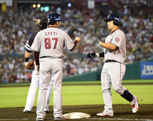 楽天対ソフトバンク　6回裏楽天2死、移籍後初安打となる左前打を放った和田（撮影・横山健太）