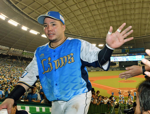 西武対オリックス　ヒーローインタビューを終えファンとタッチを交わし引き揚げる西武山川（撮影・滝沢徹郎）　
