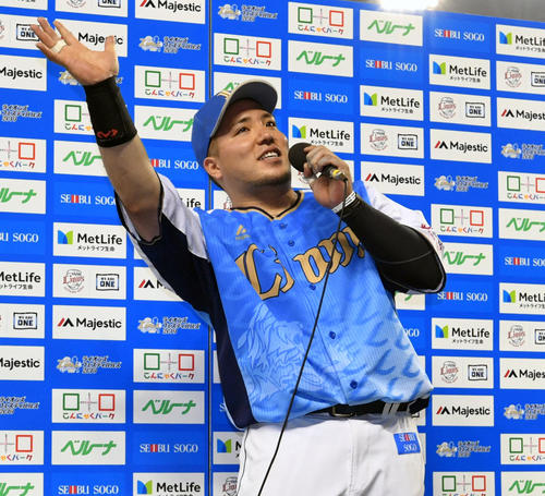西武対オリックス　試合後、お立ち台でどすこいポーズする西武山川（撮影・滝沢徹郎）　