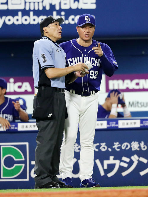 DeNA対中日　8回裏、選手交代を告げる中日与田監督（撮影・鈴木正人）
