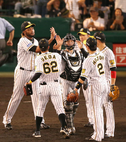 阪神対ヤクルト　ラファエル・ドリス（左）は試合を締めナインとハイタッチする（撮影・上山淳一）
