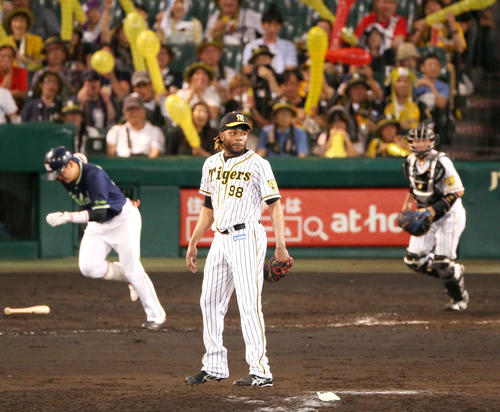 阪神対ヤクルト　9回表ヤクルト2死、ラファエル・ドリス（手前）は村上宗隆を三ゴロに仕留める（撮影・上山淳一）