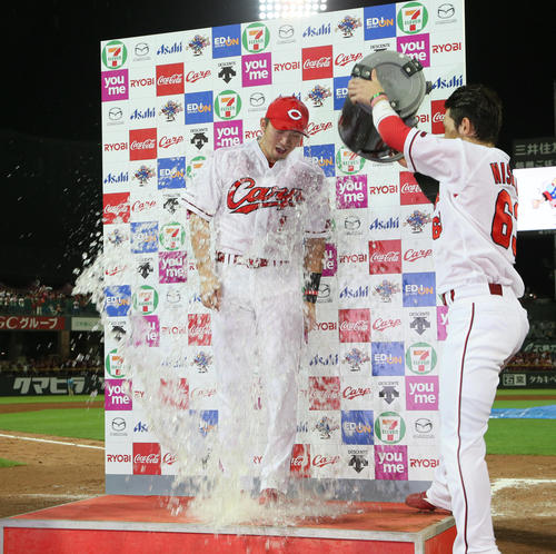 広島対巨人　サヨナラ打を放った鈴木（左）は西川から氷水をかけられる（撮影・栗木一考）