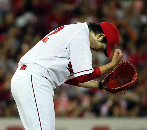 広島対巨人　8回表巨人2死一塁、坂本勇人を中飛に仕留める九里亜蓮（撮影・栗木一考）