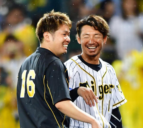 阪神対ヤクルト　試合を終え笑顔で話す西勇輝（左）と鳥谷敬（撮影・清水貴仁）