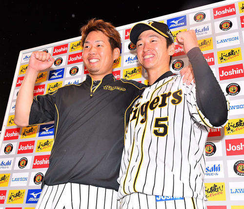 阪神対ヤクルト　お立ち台で笑顔を見せる近本（右）と西（撮影・上田博志）