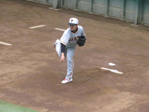 ジャイアンツ球場の室内ブルペンでボールを投げる巨人古川（撮影・久保賢吾）