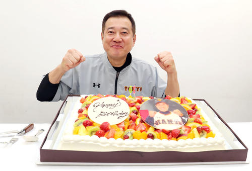 広島対巨人　報道陣からプレゼントされた誕生日ケーキとポーズを決め写真に納まる巨人原監督（撮影・垰建太）