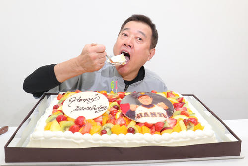 広島対巨人　報道陣からプレゼントされた誕生日ケーキを味わう巨人原監督（撮影・垰建太）