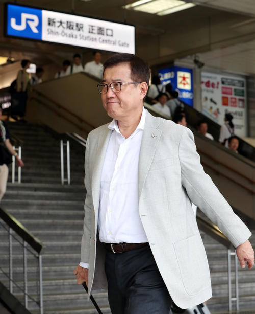 広島から新大阪駅に到着した巨人原監督（撮影・垰建太）