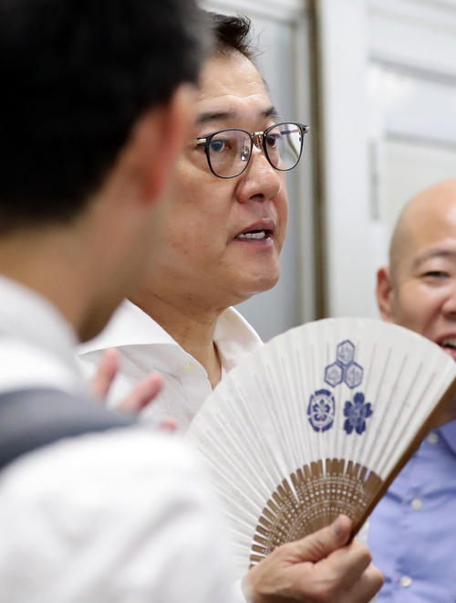 広島から大阪へ移動する新幹線ホームで報道陣の質問に答える原監督（撮影・浅見桂子）