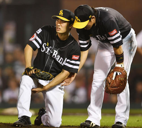 5回裏途中、足を痛めマウンドに膝をつくソフトバンク和田（2019年7月20日撮影）