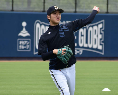 キャッチボールを行うオリックス田嶋