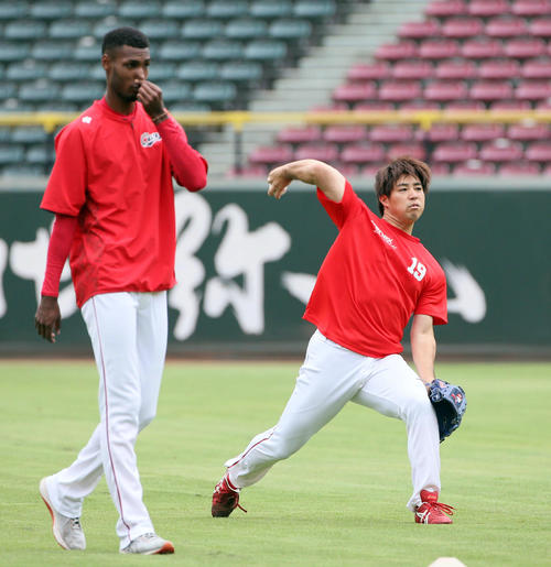 キャッチボールする野村祐輔。左はアドゥワ誠（撮影・栗木一考）