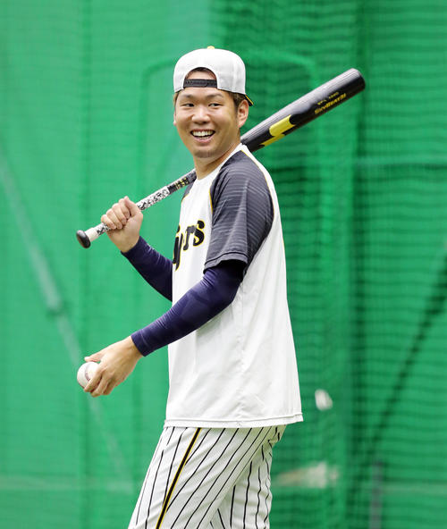 投手指名練習でバットとボールを手に笑顔を見せる西（撮影・前田充）