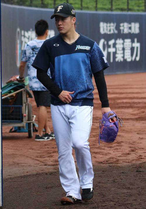 キャッチボールを終え、球場内へと下がる日本ハム吉田輝（撮影・山崎純一）