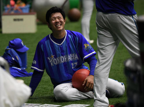 練習中、笑顔を見せる上茶谷大河（撮影・奥田泰也）
