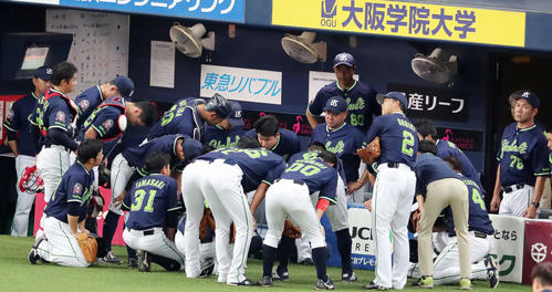 巨人対ヤクルト　試合前、村上（中央）を中心に円陣を組むヤクルトの選手たち（撮影・垰建太）