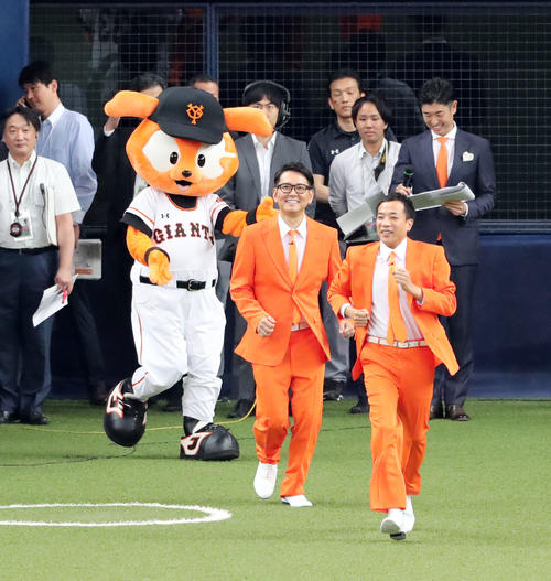 巨人対ヤクルト　試合前登場したナイツの塙宣之（右）と土屋伸之（撮影・垰建太）