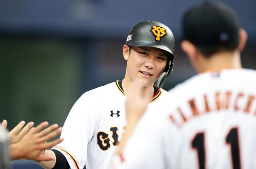 巨人対ヤクルト　4回裏巨人1死一、三塁、亀井の三塁併殺崩れで生還した坂本勇はナインとハイタッチ（撮影・浅見桂子）
