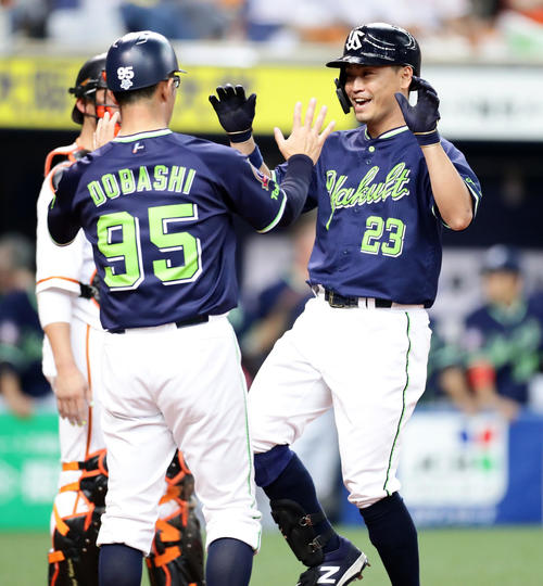 巨人対ヤクルト　8回表ヤクルト2死一、二塁、青木は3点同点本塁打を放ち、笑顔で生還する（撮影・浅見桂子）
