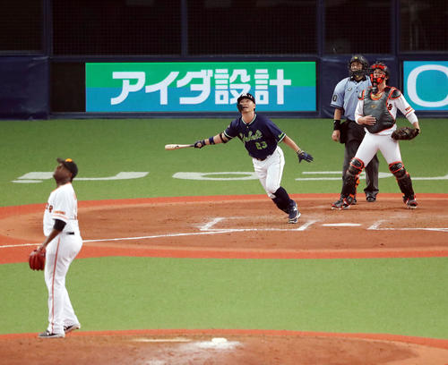 巨人対ヤクルト　8回表ヤクルト2死一、二塁、右越え3点本塁打を放つ青木。投手デラロサ（撮影・垰建太）