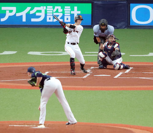 巨人対ヤクルト　1回裏巨人無死、左前安打を放つ若林。投手ブキャナン（撮影・垰建太）