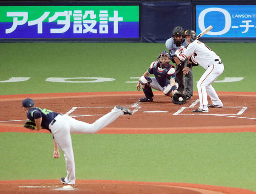 巨人対ヤクルト　1回裏巨人無死一塁、四球を選ぶ坂本勇。投手ブキャナン（撮影・垰建太）