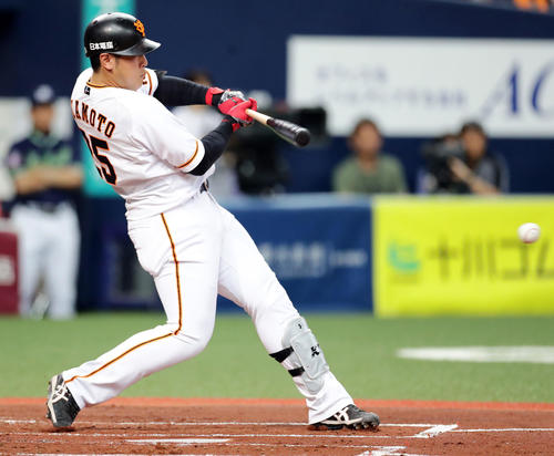 巨人対ヤクルト　1回裏巨人1死一、二塁、岡本は先制適時打を放つ（撮影・浅見桂子）