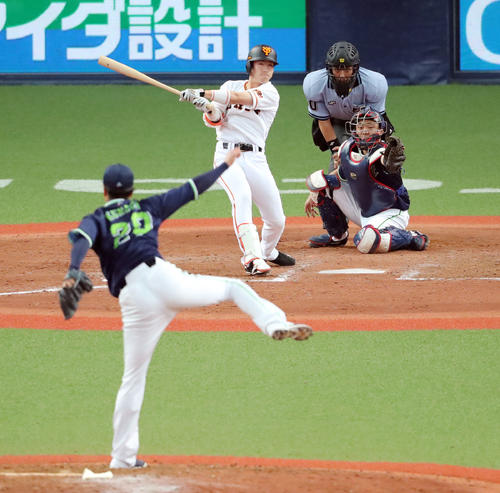 巨人対ヤクルト　9回裏巨人無死一、二塁、左翼にサヨナラ適時打を放つ重信。投手近藤（撮影・垰建太）