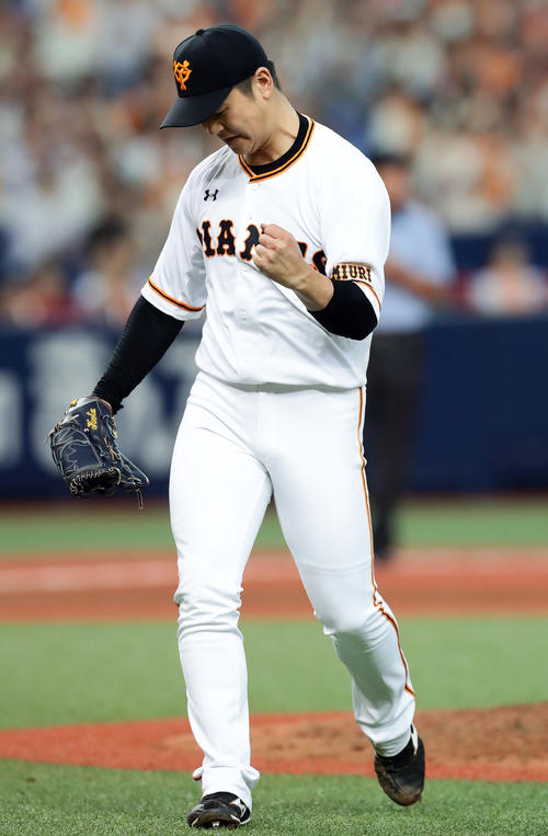 巨人対ヤクルト　9回表ヤクルト2死満塁、山田哲を右飛に仕留めた中川はガッツポーズ（撮影・浅見桂子）