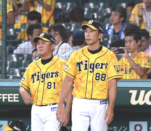 阪神対DeNA　引き分けに終わりファンにあいさつに向かう矢野燿大監督（右）（撮影・奥田泰也）