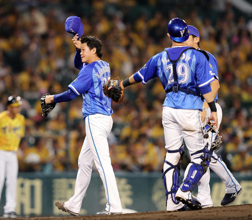 阪神対DeNA　6回裏阪神1死一塁、糸井に適時二塁打を浴びたところで降板となる上茶谷（左）（撮影・前田充）