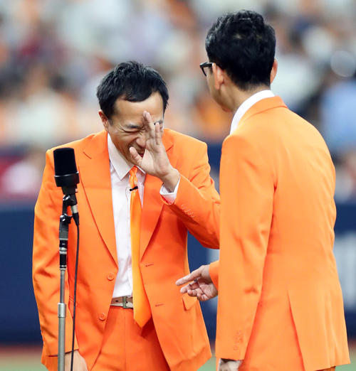 巨人対ヤクルト　試合前、漫才を披露したナイツの2人は「闇営業」「岡本」というワードを出して吉本の騒動を思わせるネタを披露する（撮影・浅見桂子）