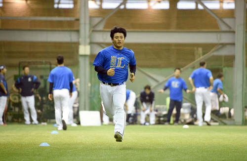 室内練習場で走る西武松本（撮影・たえ見朱実）