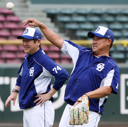 1軍に合流した松坂大輔。左は阿波野秀幸コーチ（撮影・栗木一考）