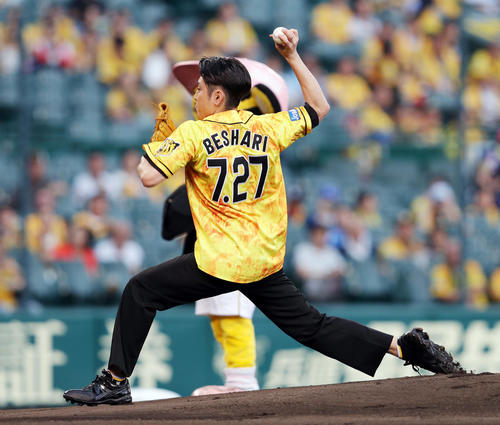 阪神対DeNA　ファーストピッチセレモニーで投球する間宮祥太朗（撮影・前田充）