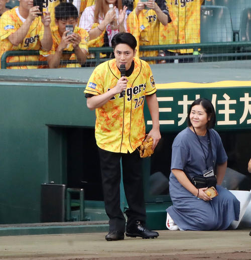 阪神対DeNA　ファーストピッチに登場した間宮祥太郎（撮影・加藤哉）