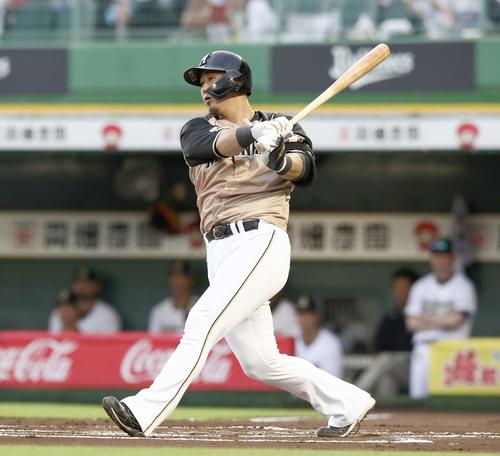 オリックス対日本ハム　1回表日本ハム2死一塁、左翼線に適時二塁打を放つ中田（撮影・黒川智章）