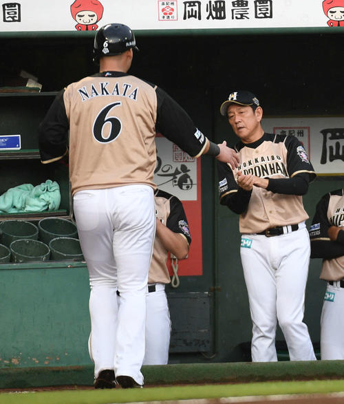 オリックス対日本ハム　1回表日本ハム2死二塁、渡辺の適時二塁打で生還した中田（左）を迎える栗山監督（撮影・渦原淳）