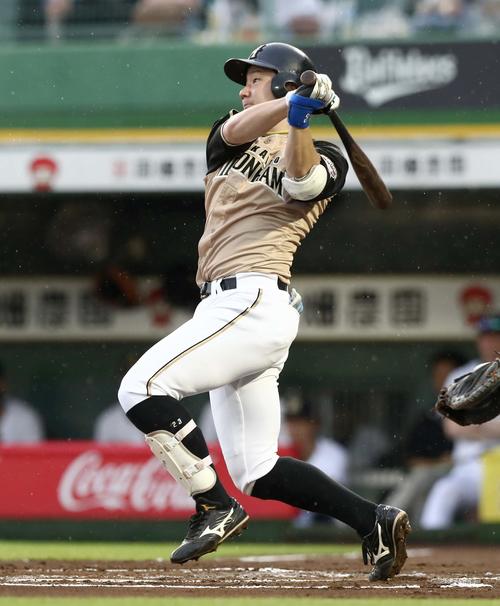 オリックス対日本ハム　1回表日本ハム2死二塁、左中間に適時二塁打を放つ渡辺（撮影・黒川智章）