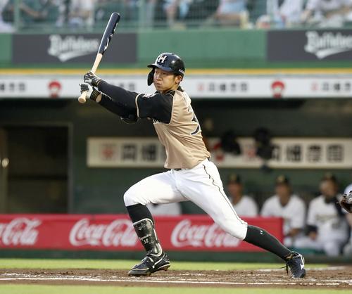 オリックス対日本ハム　2回表日本ハム無死、左越え本塁打を放つ石井（撮影・黒川智章）